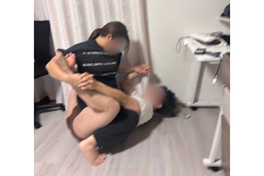 見事なマウントポジションを取る妻と窮地の夫【写真提供:投稿者】