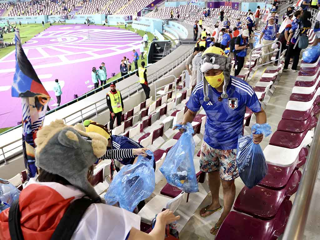 試合後にゴミ拾いをする日本サポーター【写真:産経新聞社】