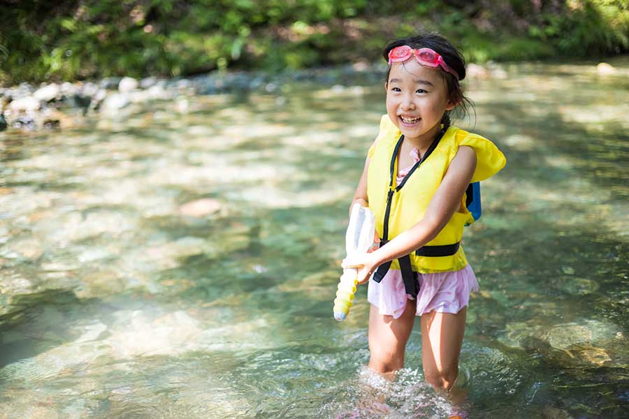 夏の川遊びで、ライフジャケット以外にも装備したいものとは(写真はイメージ)【写真:PIXTA】