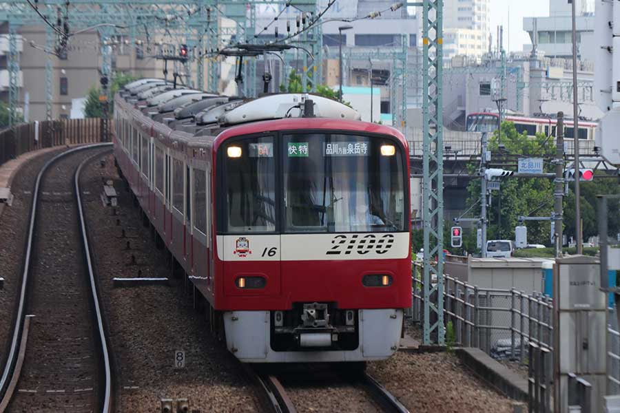 多くの人が利用する京急線【写真:写真AC】