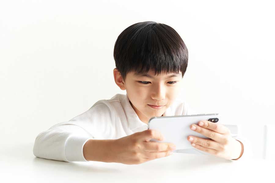 スマホを見る子ども(写真はイメージ)【写真:PIXTA】