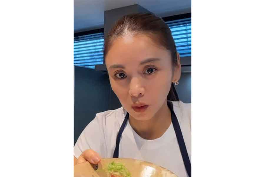 子どもたちのために料理を作る、滝沢眞規子さん【出典：インスタグラム（makikotakizawa）よりスクリーンショット】