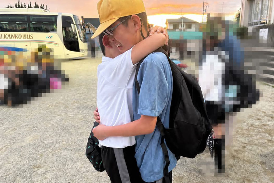 修学旅行から帰ったお兄ちゃんを出迎える弟くん【写真提供：ちょこママ（chokko0315）さん】
