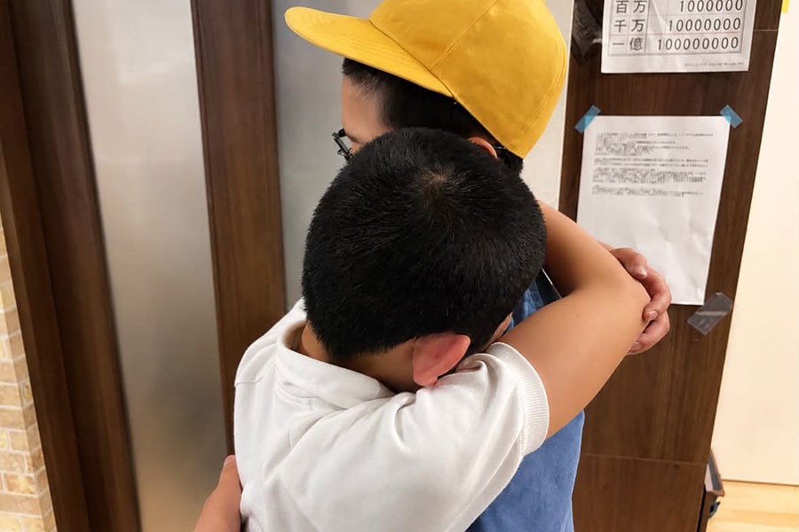 自宅に戻り、お兄ちゃんに抱きついた弟くん【写真提供：ちょこママ（chokko0315）さん】