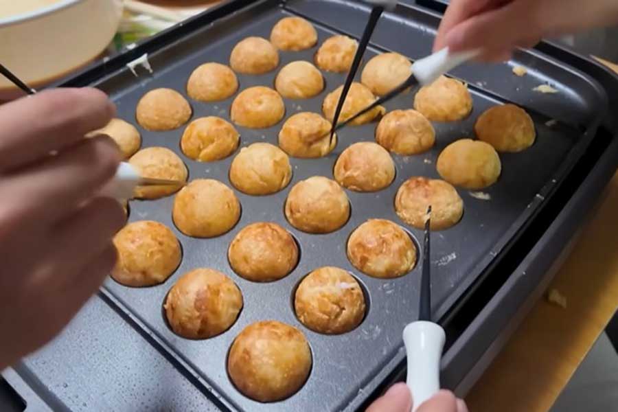 念願だったたこ焼きに感激【出典：YouTube「ボンソワールTV BonSoirTV」よりスクリーンショット】