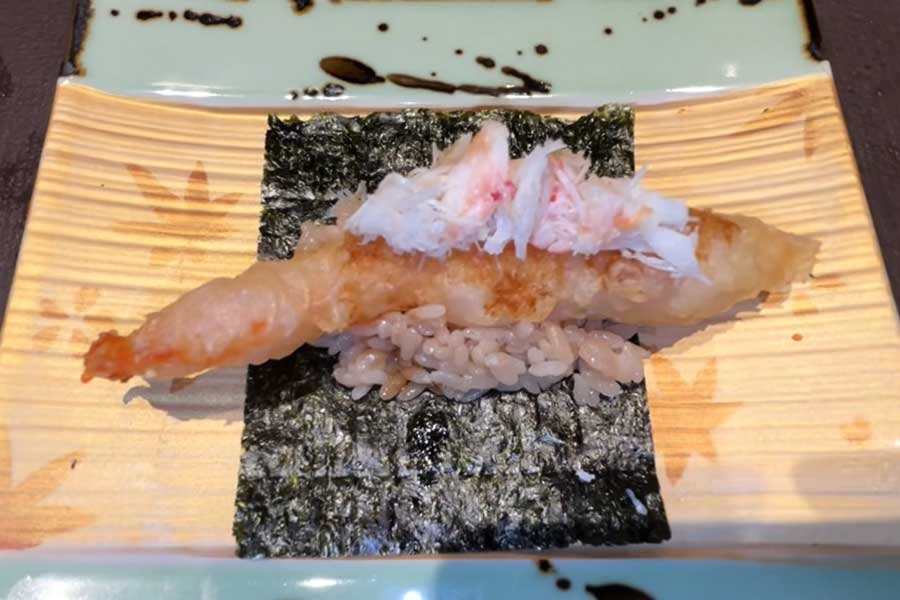 カニの身がのった豪華なエビの天ぷら寿司【出典：YouTube「日本食冒険記Tokyo Food Adventures」よりスクリーンショット】