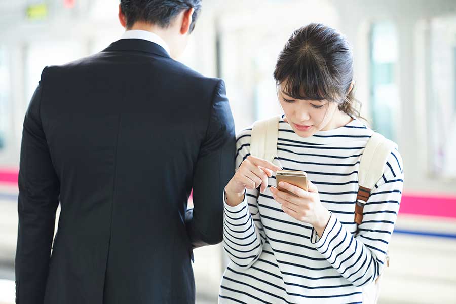 たびたび話題になる“ぶつかりおじさん”。アメリカ人の夫の反応とは(写真はイメージ)【写真:PIXTA】