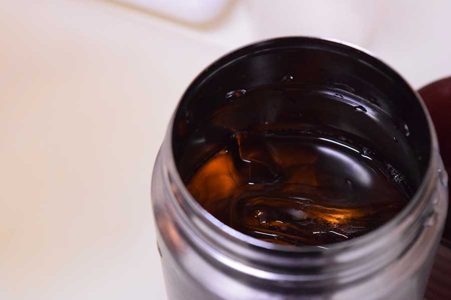 クラスメイトの水筒にお茶が入っていたことに驚愕（写真はイメージ）【写真：写真AC】