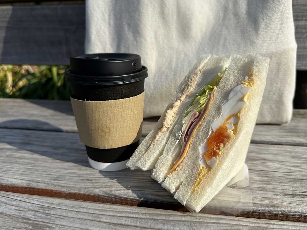 日本のコンビニで買ったサンドイッチとコーヒー(写真はイメージ)【写真:写真AC】