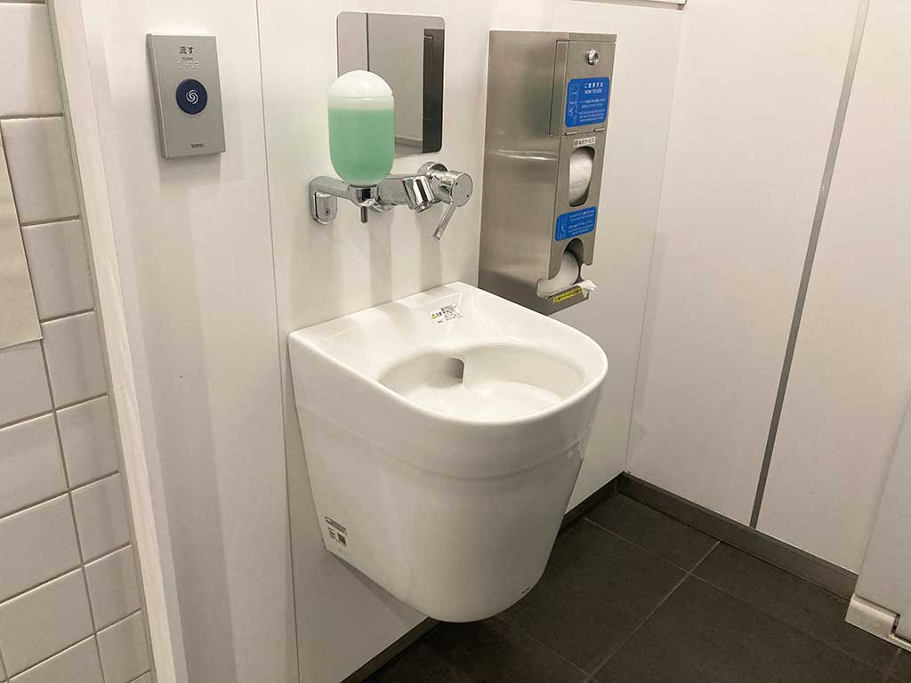 多目的トイレに設置されたオストメイト用設備(写真はイメージ)【写真:写真AC】
