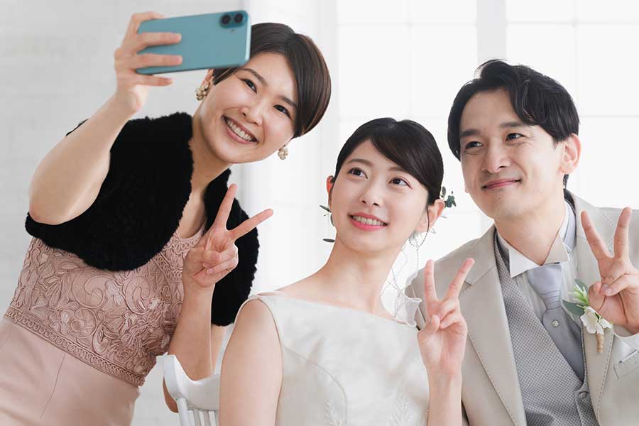 新郎新婦との会話で気をつけたいこととは(写真はイメージ)【写真:PIXTA】