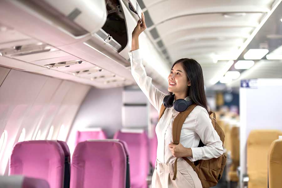 機内持ち込み手荷物を収納する乗客(写真はイメージ)【写真:PIXTA】