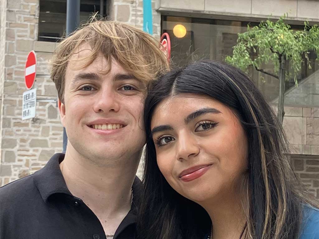 フランスから来た(左から)カナダ出身のコルさんと、メキシコ出身のミシェルさん【写真:Hint-Pot編集部】