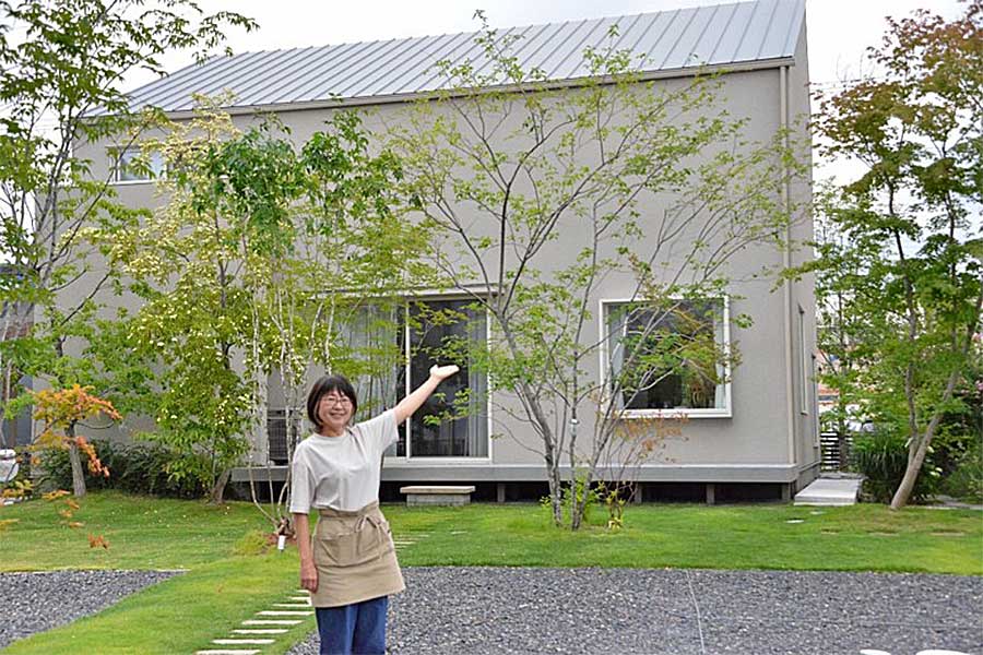 お店は洗練されたデザインの小さな建物【写真提供：えはら はるこ（fleurir87）さん】