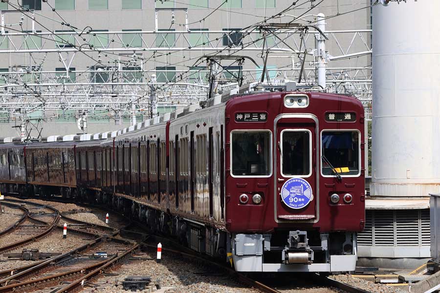 美しい車体が特徴的な阪急電車【写真:写真AC】