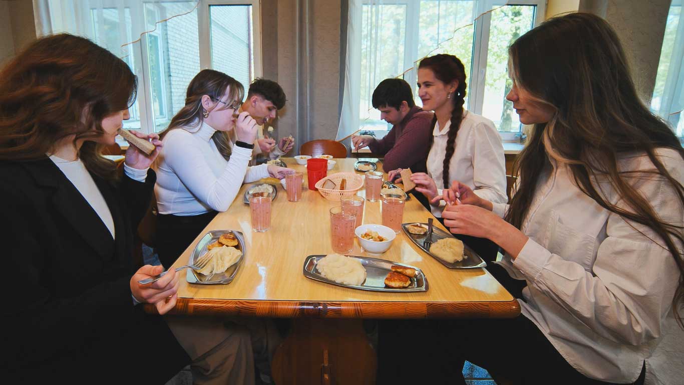 学校で食事を楽しむ生徒たち(写真はイメージ)【写真:PIXTA】