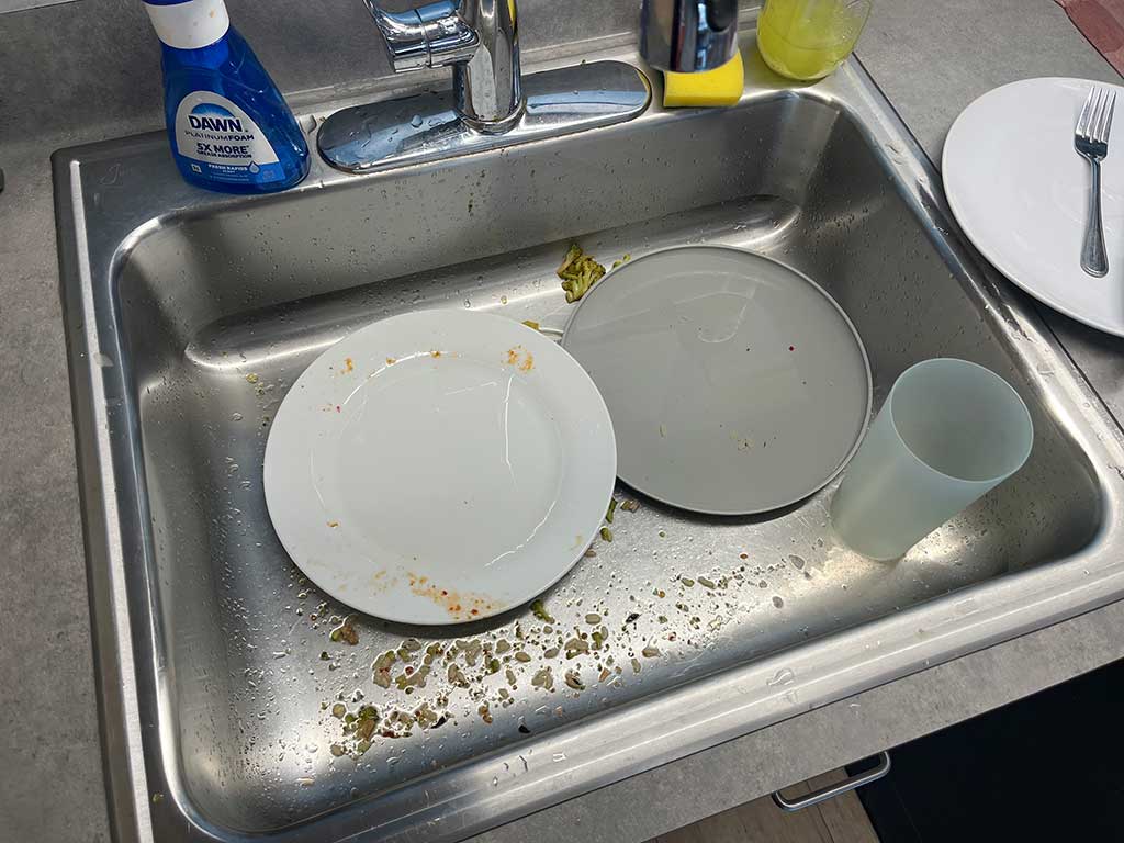 語学学校で放置された食器や残飯。もっとひどいこともしばしば【写真：Yo】