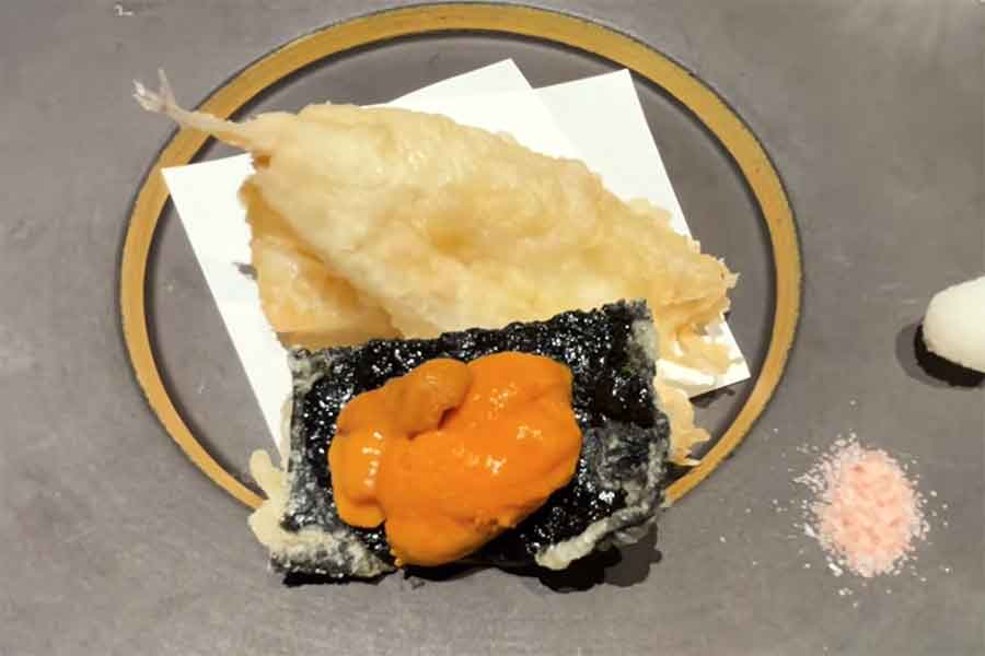 天ぷらにウニが乗った一品に感動【出典：YouTube「日本食冒険記Tokyo Food Adventures」よりスクリーンショット】