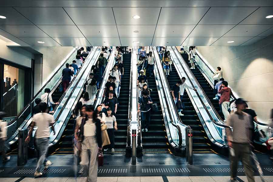 日常生活で欠かせないエスカレーター（写真はイメージ）【写真：PIXTA】