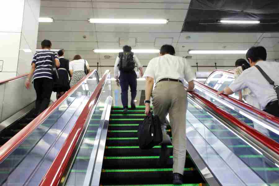 エスカレーターを歩くのは危険（写真はイメージ）【写真：PIXTA】