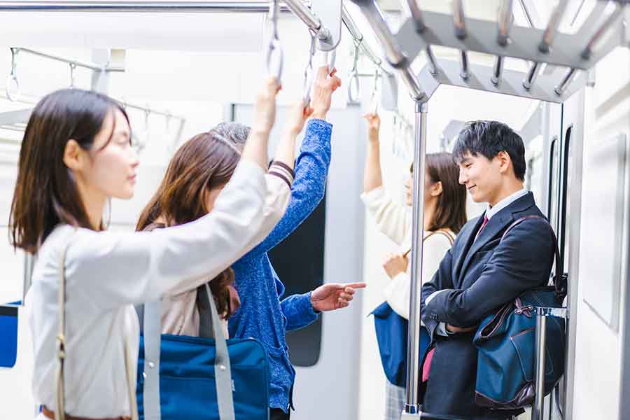 公共の場では他人との距離感を保ち、静かに過ごす（写真はイメージ）【写真：写真AC】