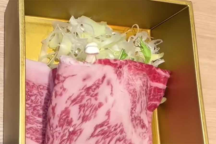 エノキとネギが添えられた、美しい霜降りの和牛のしゃぶしゃぶに感動【出典：YouTube「日本食冒険記Tokyo Food Adventures」よりスクリーンショット】