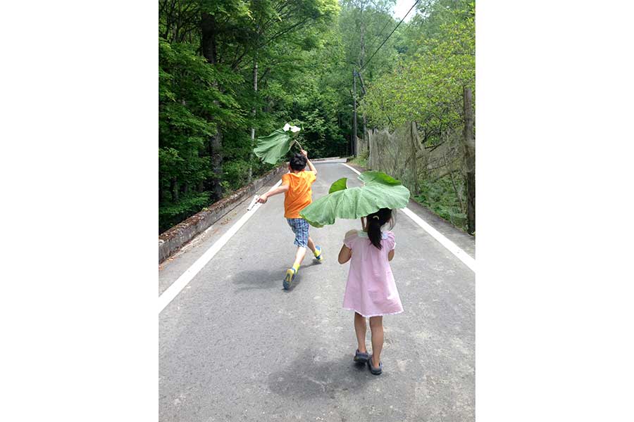 楽しそうに歩く当時5歳の息子さん【写真提供:とかとんとん(121canim121)さん】