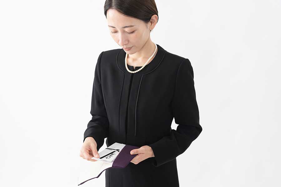 香典辞退の案内があっても、「気持ちだから」と無理に渡すのは避けたほうが良い場合も(写真はイメージ)【写真:PIXTA】