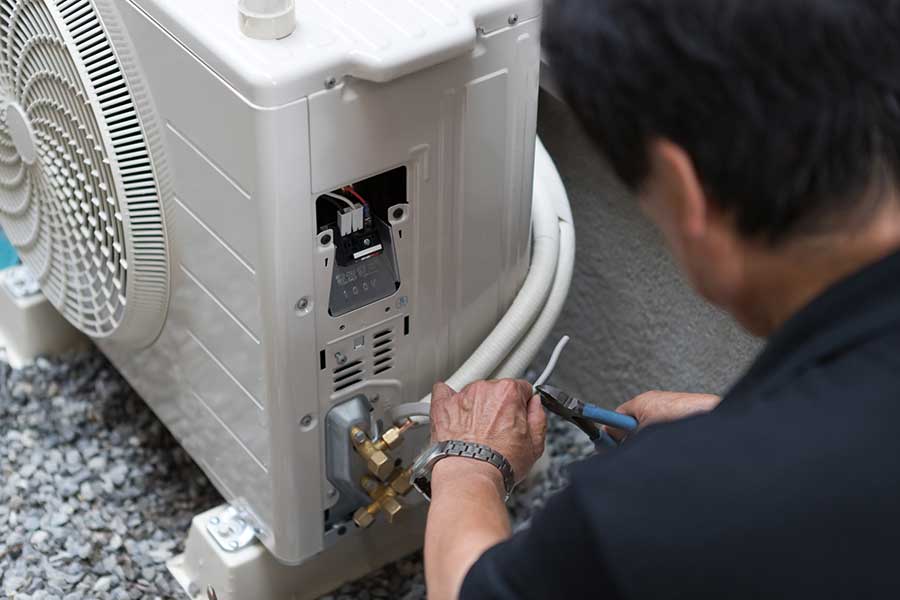 エアコンの取り付け作業はSNSなどの情報を鵜呑みにするのは危険(写真はイメージ)【写真:PIXTA】