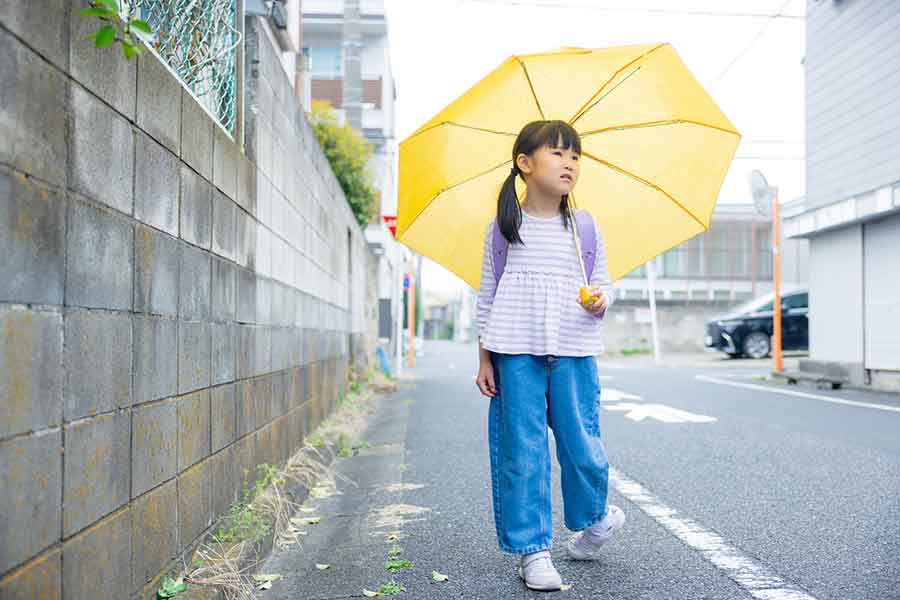 ひとりで外を歩く子ども（写真はイメージ）【写真：PIXTA】