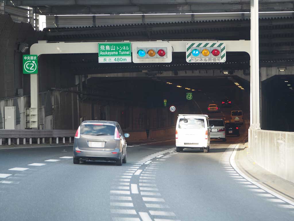 注意すべきトンネルの信号機（写真はイメージ）【写真：写真AC】