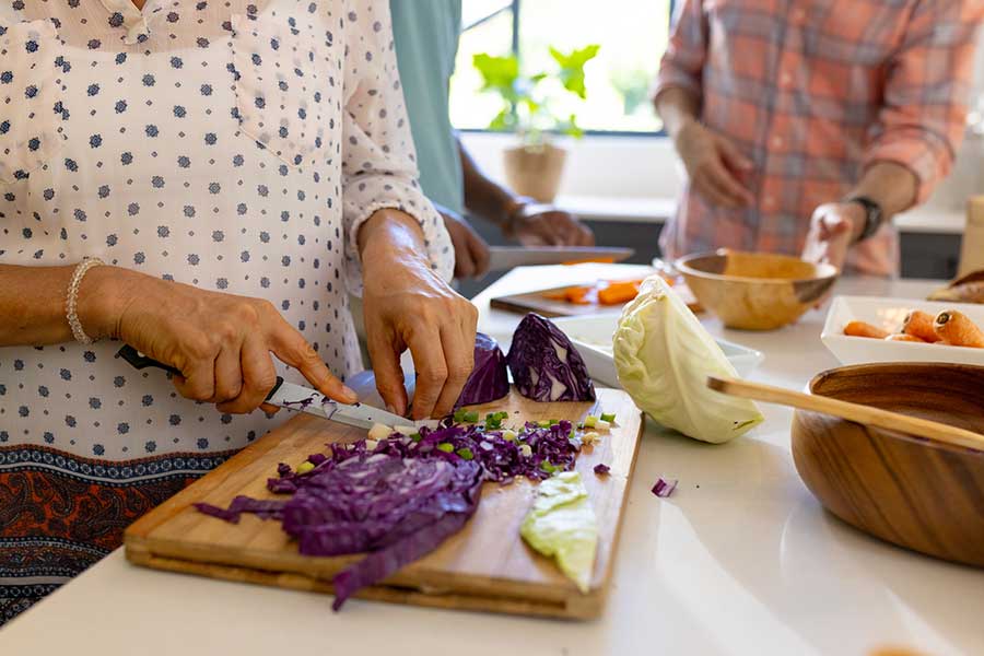 食事の準備をするホストマザー(写真はイメージ)【写真:PIXTA】