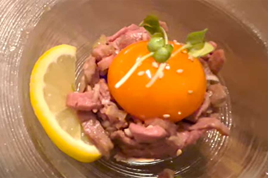 生卵の卵黄がのった、低温調理のユッケ【出典：YouTube「日本食冒険記Tokyo Food Adventures」よりスクリーンショット】