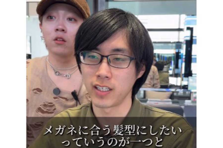 髪が伸びて重たい印象の男性【出典:インスタグラム(view_akada)よりスクリーンショット】