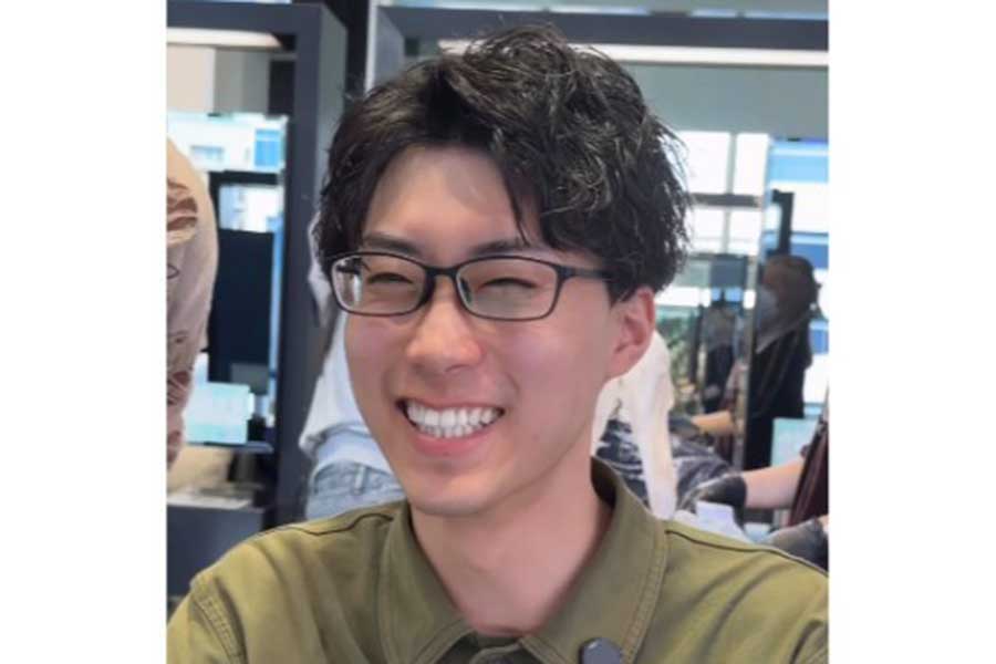 眼鏡にもスーツにも合うさわやかヘアを手に入れた男性【出典:インスタグラム(view_akada)よりスクリーンショット】