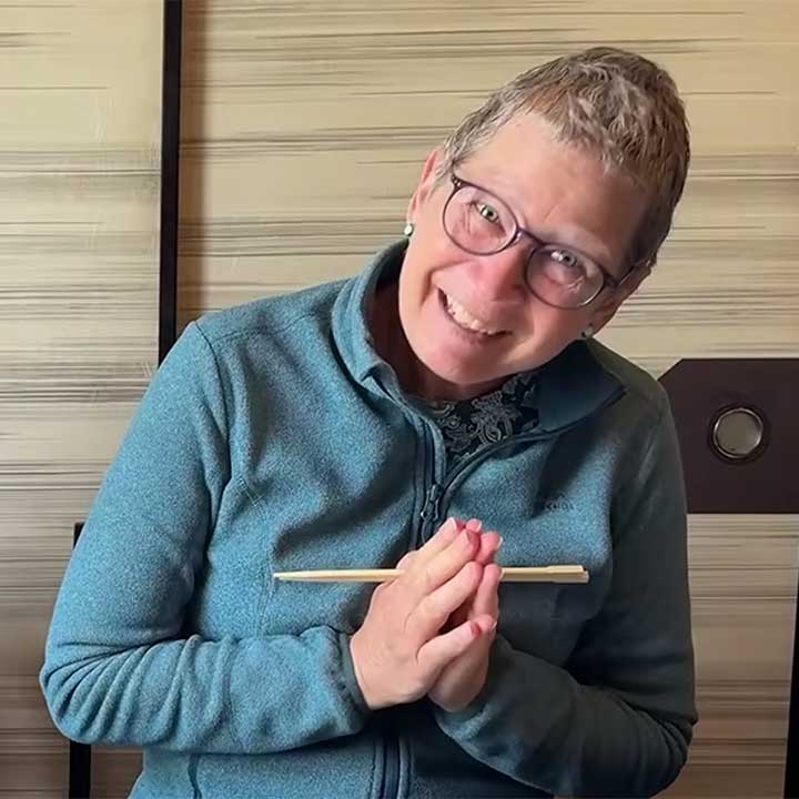 笑顔で「いただきます」とあいさつをするレナさんのお母さん【出典：YouTube「LTブログ」よりスクリーンショット】