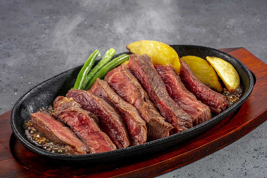 ドイツではポテトと一緒に食べるステーキ（写真はイメージ）【写真：写真AC】