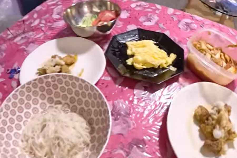 そうめんに感激【出典：YouTube「Macaron Chan 南フランス田舎娘」よりスクリーンショット】