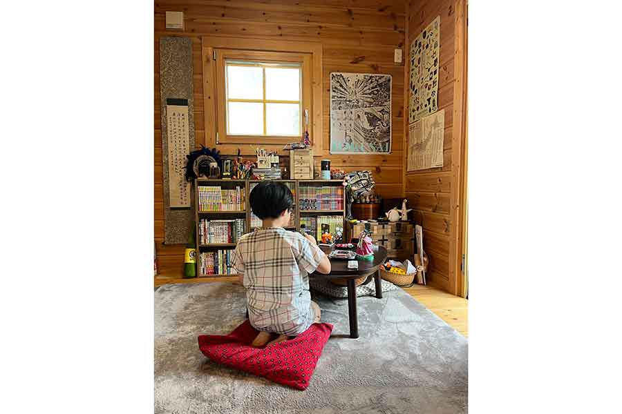 背筋が伸びた後ろ姿もかわいらしい娘さん【写真提供:前代未聞の母(zendaimimon)さん】