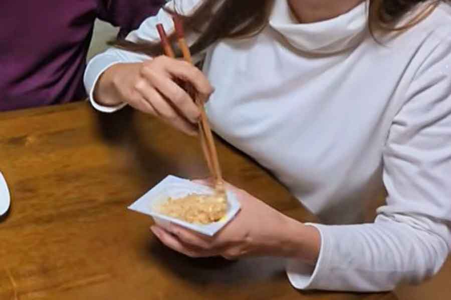 納豆の匂いと味、食感に衝撃【出典：YouTube「Ori＆Kaito」よりスクリーンショット】