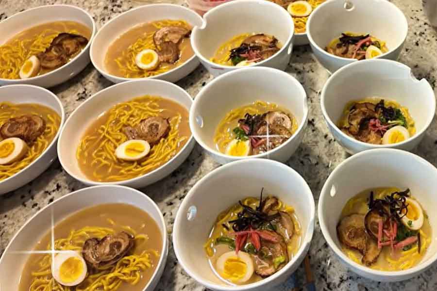 豚骨ラーメンを手作り【出典：YouTube「Yui Miller / ミラー家の日常」よりスクリーンショット】