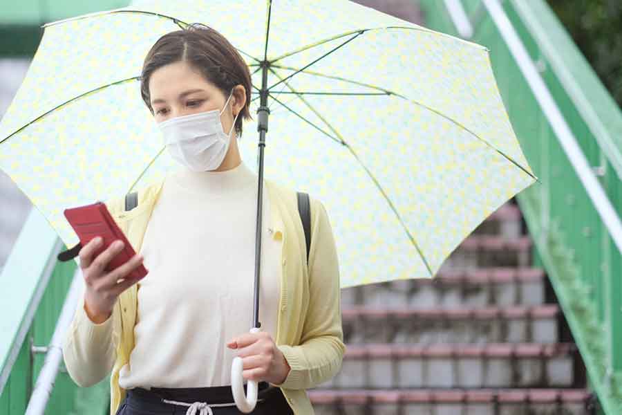 歩きスマホをする日本人（写真はイメージ）【写真：写真AC】