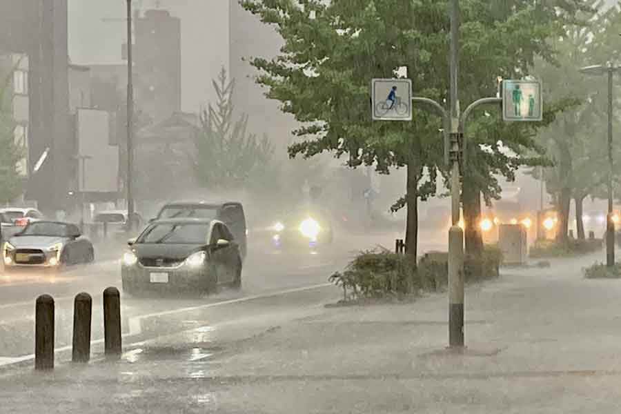 突然の大雨に見舞われることも(写真はイメージ)【写真:写真AC】