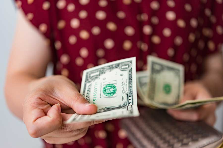 アメリカではベーグルを1つ買うときですらチップを求められるため、チップ文化のない日本では「罪悪感から解放される」と語った（写真はイメージ）【写真：PIXTA】