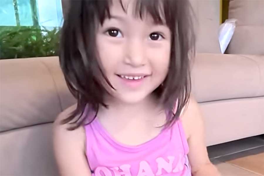 日本土産を前に、笑顔を見せるひろこさんの娘【出典：YouTube「ニューカレドニア暮らし_ひろこ」よりスクリーンショット】