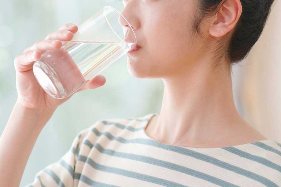 心がけたいこまめな水分補給(写真はイメージ)【写真:写真AC】
