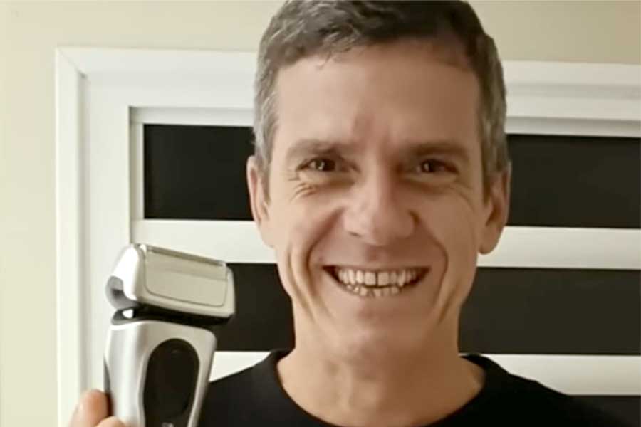 電気シェーバーを喜ぶ、ひろこさんの夫【出典：YouTube「ニューカレドニア暮らし_ひろこ」よりスクリーンショット】
