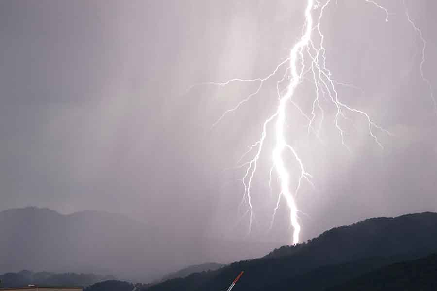 突然の雷雨。正しい対処法とは（写真はイメージ）【写真：PIXTA】