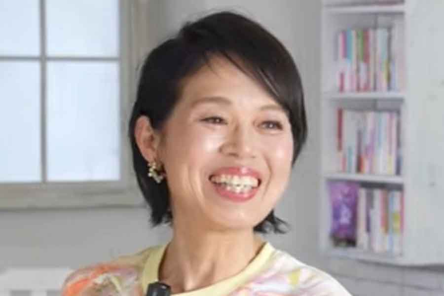 明るい衣装とメイクで華やかな印象に【出典:YouTube「Mr.kumuチャンネル」よりスクリーンショット】