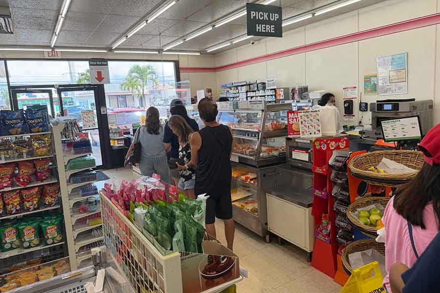 日本とほとんど変わらない、ハワイのコンビニの店内。この日はトートバッグ配布のキャンペーンをやっていたので、行列ができていた【写真：i-know】